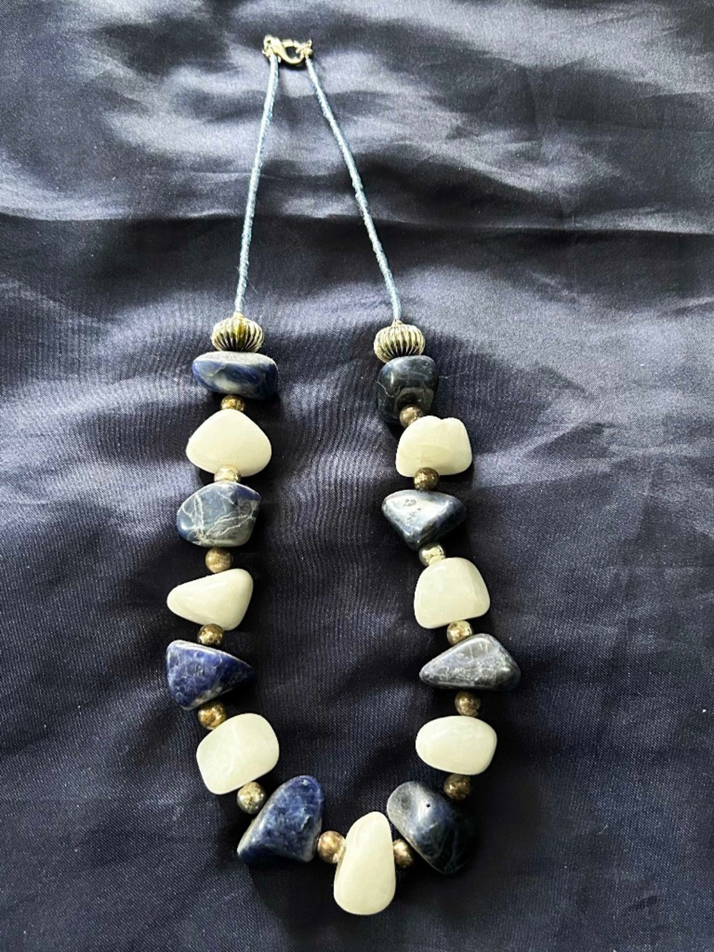 NECKLACE AGATE GEMSTONE BLUES/WHITE WITH SILVER TONE METAL BEADS AND GLASS LT BL